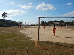 Voetbalwedstrijd tussen verschillende scholen
