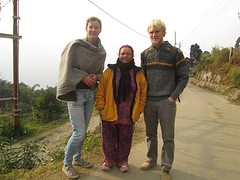 Eva en Izak met Kusum (theemevrouwtje)