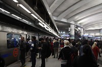 De metro vol, en het station ook. en dat gedurende de dag niet in de spits