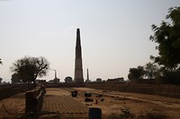 Bakstenenfabrieken langs de weg