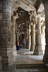 Interieur tempel, bewerkte pilaren en plafonds van marmer