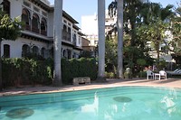 Het hotel, de binnenplaats met zwembad