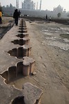 De overzijde van de Taj en de rivier, de zwarte Taj die er nooit kwam (fundamenten)