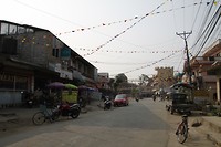 Chitwan, erg rustig en relatief veel winkeltjes en eetgelegenheden en touroperators