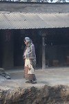 Langs de weg ziet men de locale bevolking