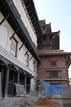 De toren op de achtergrond geeft een goed overzich over Kathmandu, nu echter in renovatie