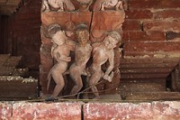 De tempel met erotische houtsneeden
