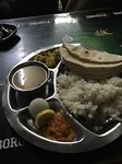 De maaltijd, rijst, chutney, komkommer, wortel, dahlsoep, kool kerrie, rotie