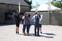 Je loopt niet voor gek met plastic zwaarden in je rugzak toch?