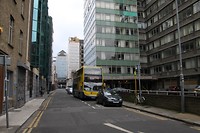 Straatbeeld Dublin en de bus die ons bracht ad 3,30 eur cash pp, muntjes, geen wisselgeld