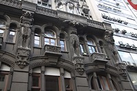 Prachtihe oude gebouwen, deze lijkt op de nederlandse handelsmij in Amsterdam