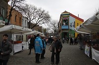 De markt en restaurants in La Boca, beveiligers op de voorgrond.