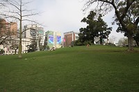 Het park van pas op waar je gaat zitten, midden tussen de meerbaans wegen