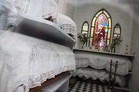 Interieur mausoleum, nog netjes aangekleed