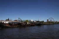 Dit schip vrees ik heeft haar beste tijd gehad, lunapark op de achtergrond (gesloten)