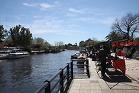 De kade in Tigre, stalletjes en paraderen maar