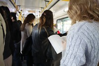 Lezen in de bus is hier nog heel gebruikelijk