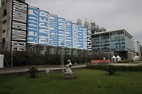 Kunst in de docklands, silo's beschreven, naast de NL ambassade...