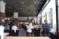 Altijd netjes op een rijtje de tafels in de eetgelegenheden