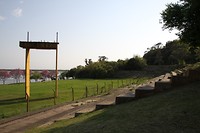 Arena bij de camping, alle tribunes golven (aardbeving, wateroverlast?)