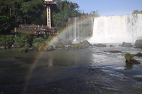 Regenboog, links de lift omhoog naar de bus