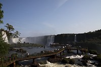 Overzicht van enorm lange watervallen