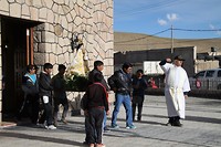 Virgine komt uit de kerk om de processie te ontmoeten