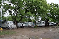 Campers op de camping in Salta, daar werd het drukker. Blijkbaar Salta - Cafayate een populiar stuk