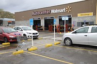 Brandweer, politie mogen dicht bij de Wallmartdeur parkenen, niet eerlijk bij regen