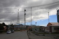 De olieindustrie centraal in de plaats
