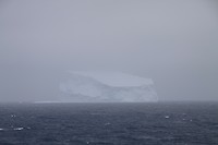 Grijze lucht, eerste platte ijsberg