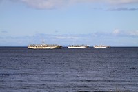 Heel veel vissers? schepen aan de kust, varen in de avond uit.