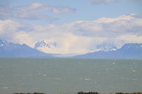 Het meer met de bergen op de achtergrond
