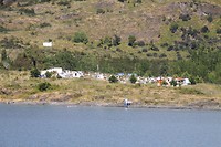 Kleine doodstille huizenenclave aan het meer...