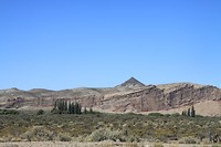 Oase langs de rivier, berg in de achtergrond