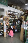 Kruidenzaak en heilige beelden te over (ook locale)