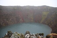 Echt ronde krater zie je zelden zo mooi (bij storm en regen)