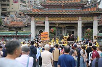 Processie doet de tempel aan