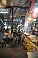 Chenchen kent vast grote bijeenkomsten er is veel gelegenheid om te eten