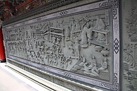 Mooi beeldhouwerk in de tempel, let op de dame rechts (vreemd nekje)