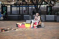 Oude inwoner speelt een deuntje