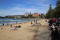 Manly beach met surfers