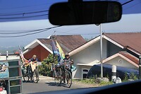 Wandelen met fiets aan de hand bergop