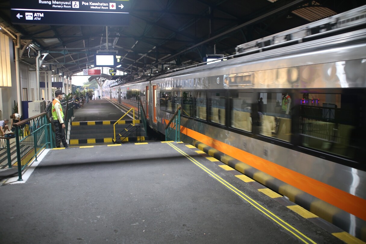 eeuh dan maar door de trein