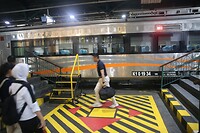 Door de trein dus