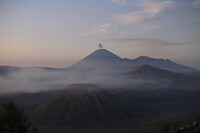 Bromo met eruptie erachter