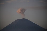 Eruptie vulkaan achter Bromo
