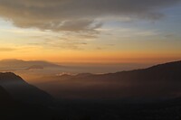 Zon komt op links van Bromo