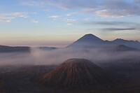 Bromo krater links rookt