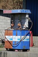 Zeer oude manier van brommerbenzine leveren
